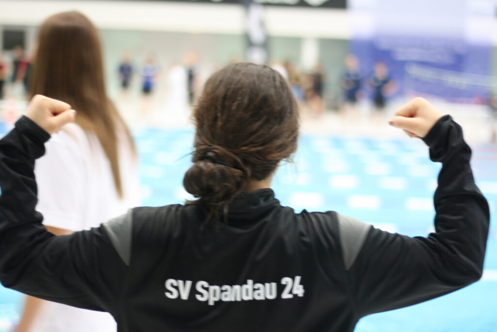 A swimmer of "SV Spandau" from behind, flexing their upper arms